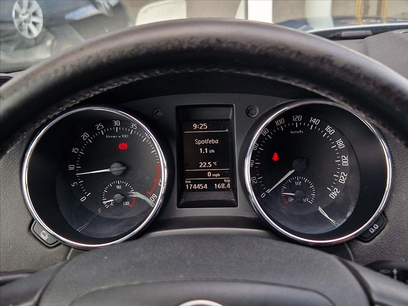 Škoda Yeti 2,0 TDI AC NAVI VÝHŘEVY - fotka 20 z 30
