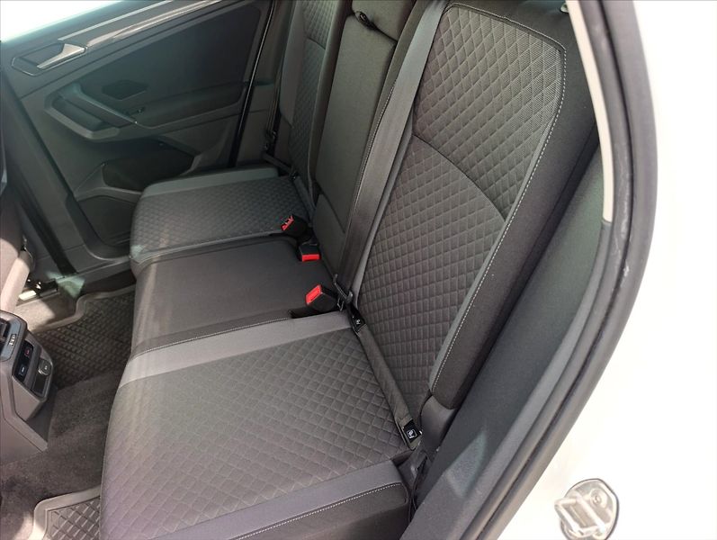 Volkswagen Tiguan 2,0 TDi R-Line DSG 4x4 Navi ČR - fotka 22 z 33