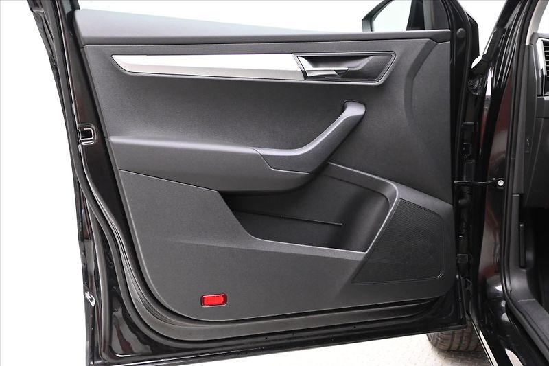 Škoda Karoq 2,0 TDI 85 kW Clever NAVI Záru - fotka 25 z 31