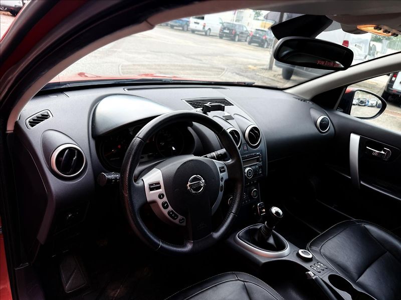 Nissan Qashqai 2,0 i Tekna - fotka 9 z 23