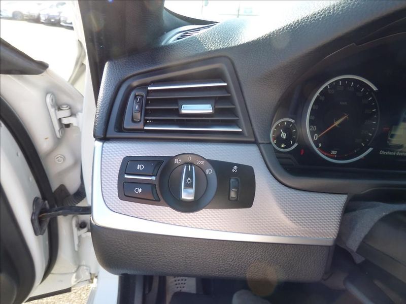 BMW Řada 5 2,0 525xd  M-Paket - fotka 12 z 42