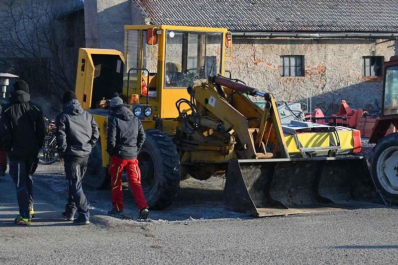 Ze silvestrovské vyjížďky traktorů ve Chmelišti.