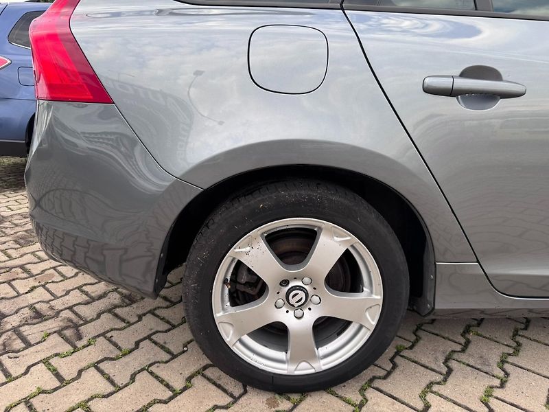 Volvo V60 (2016) D2 2,0D 88 KW TAŽNÉ - fotka 15 z 48