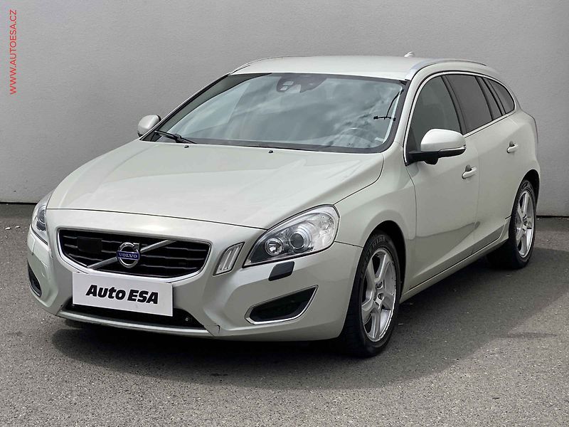 Volvo V60 (2011) 2.4 D5 4x4, AT, xenon, kůže - fotka 3 z 17