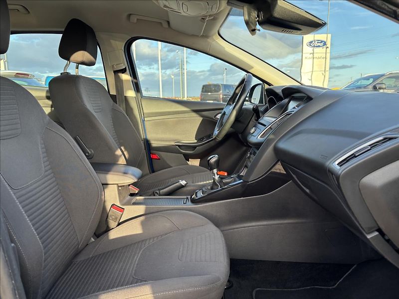 Ford Focus 1,5 TDCI 88kW Titanium - fotka 19 z 38