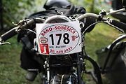 Na akci Jízda do vrchu a výstava historických vozidel se představilo na tři sta automobilů a motocyklů.