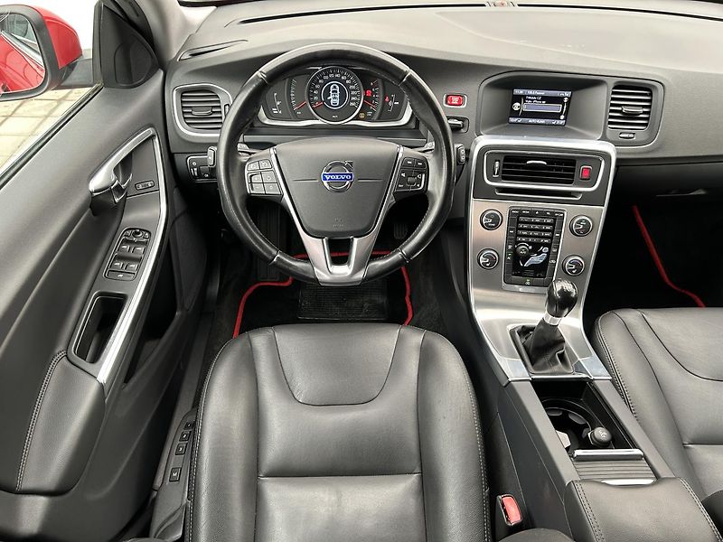 Volvo V60 1.6 T4 Summum - fotka 13 z 26