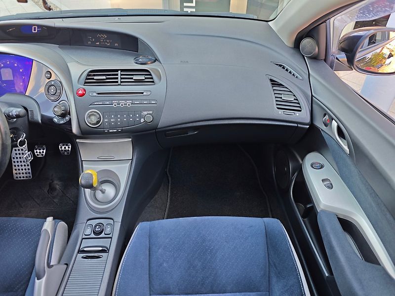 Honda Civic (2007) 1.8 i-VTEC Executive Panorama - fotka 17 z 41
