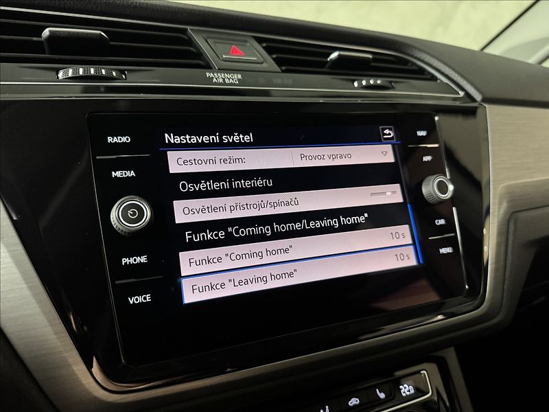 Volkswagen Touran 2,0 TDi  DSG Comfortline Tažné - fotka 29 z 43