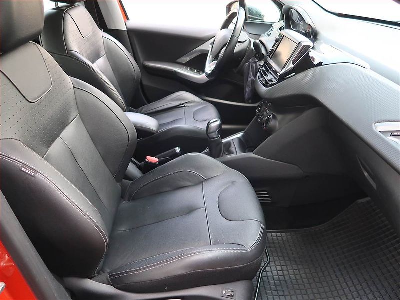 Peugeot 208 (2016) Style 1.2 PureTech, Navi - fotka 9 z 17