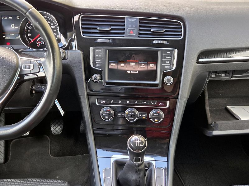 Volkswagen Golf 1,4TSi Highline 92kW, SERV.KN - fotka 32 z 43