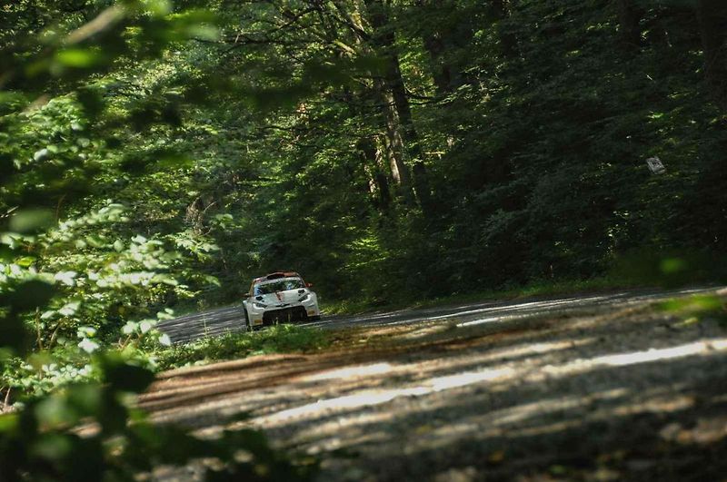 V rámci přípravy na víkendový 53. ročník Barum Czech Rally Zlín absolvovala třicítka pilotů úterní test na trati Ludkovice - Biskupice.
