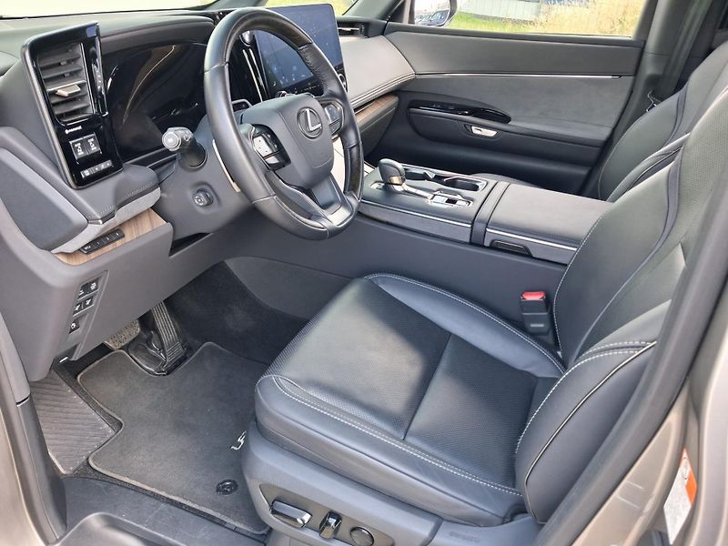 Lexus LM 350h  2.5 HSD e-CVT AWD Luxury - fotka 11 z 30
