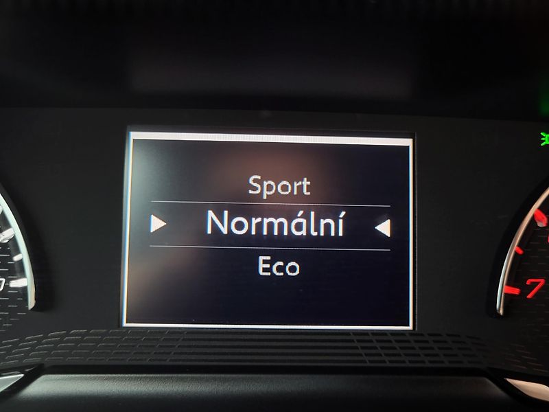 Peugeot 2008 ALLURE 1.2 PureTech 130k EAT8 - fotka 26 z 45