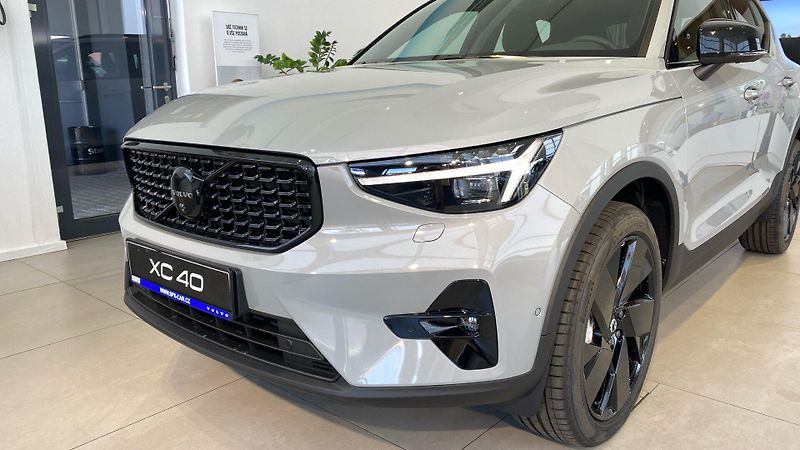 Volvo XC40 (2026) PLUS BLACK EDITION, B4 FWD, 14 - fotka 4 z 15