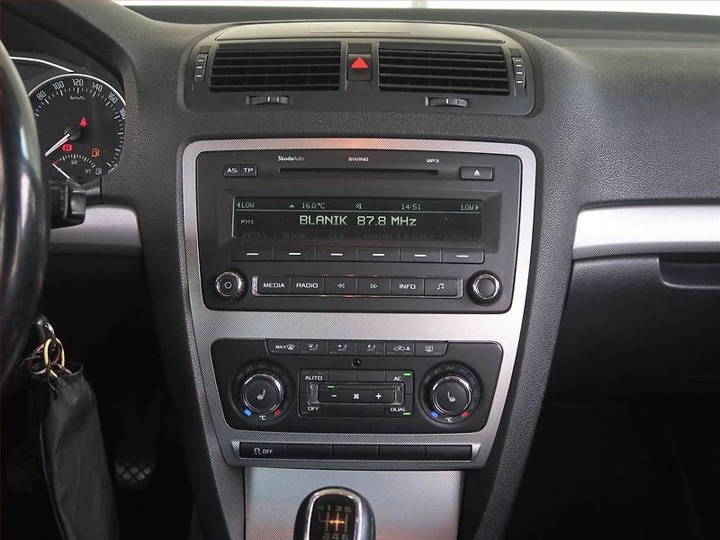 Škoda Octavia (2010) 2.0 TDI, nová STK, slušný stav - fotka 12 z 15