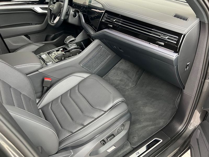 Volkswagen Touareg R-line 3,0TDI 210kW - fotka 21 z 22