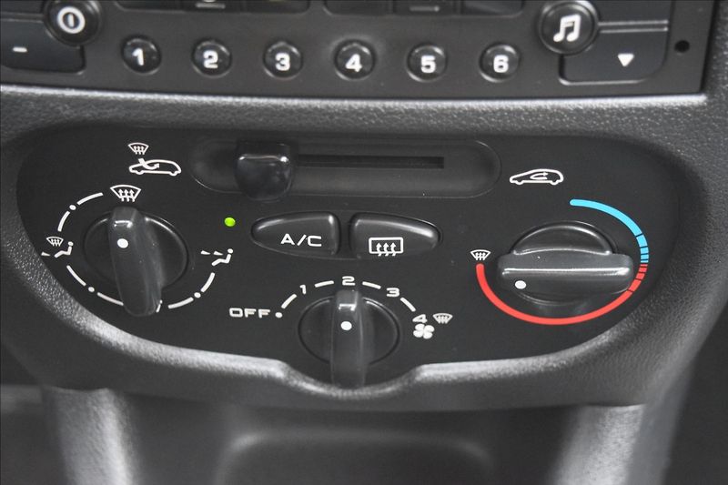 Peugeot 206 1,4 i (TU3) 54KW SERVISKA ALU - fotka 37 z 41