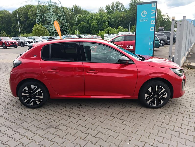 Peugeot 208 (2026) ALLURE Elektro 115 kW / 156 k - fotka 8 z 28