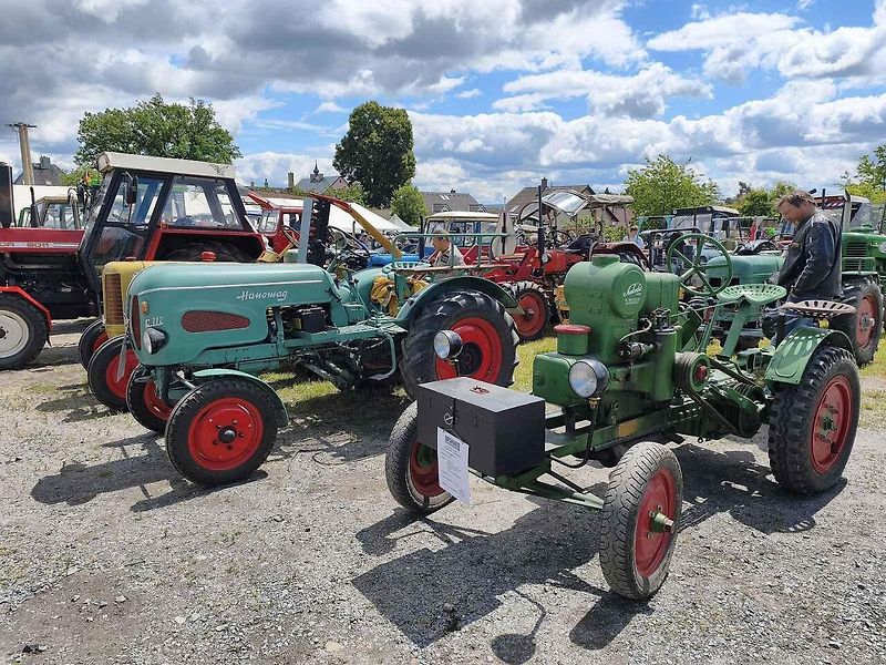 Žlutý Zetor 25 ve Skalné. V roce 1946 ho nastříkali barvou po Afrikakorpsu