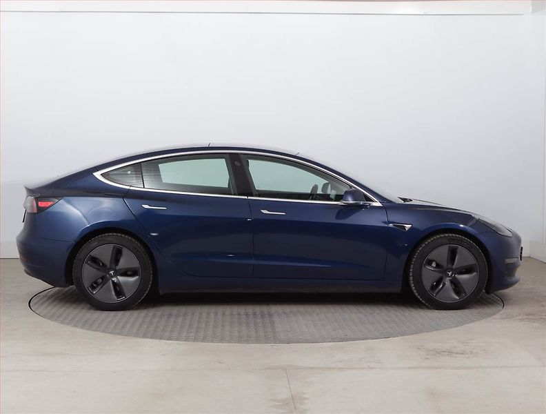 Tesla Model 3 (2019) Long Range 4WD 78kWh, SoH 81% - fotka 6 z 22