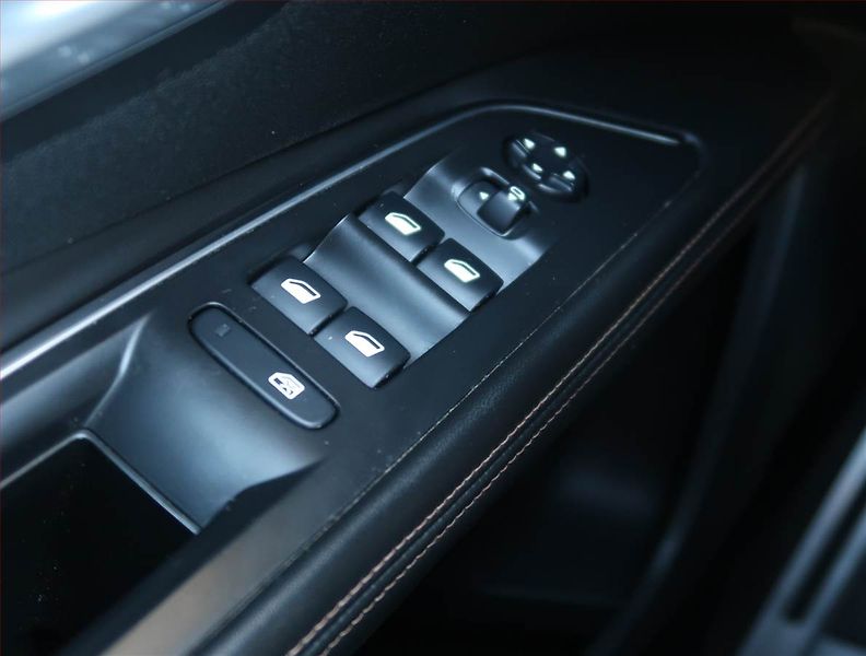 Peugeot 5008 (2018) GT Line 2.0 BlueHDi, Masáž - fotka 16 z 23