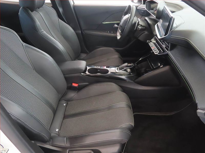 Peugeot 2008 (2022) 1.2 PureTech - fotka 9 z 15