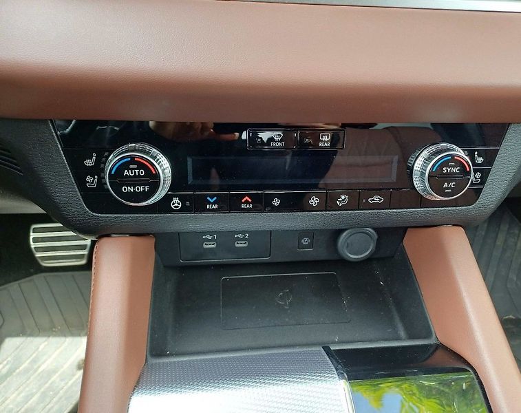 Mitsubishi Outlander Instyle+ 2,4 MIVEC 2xelektromo - fotka 14 z 16