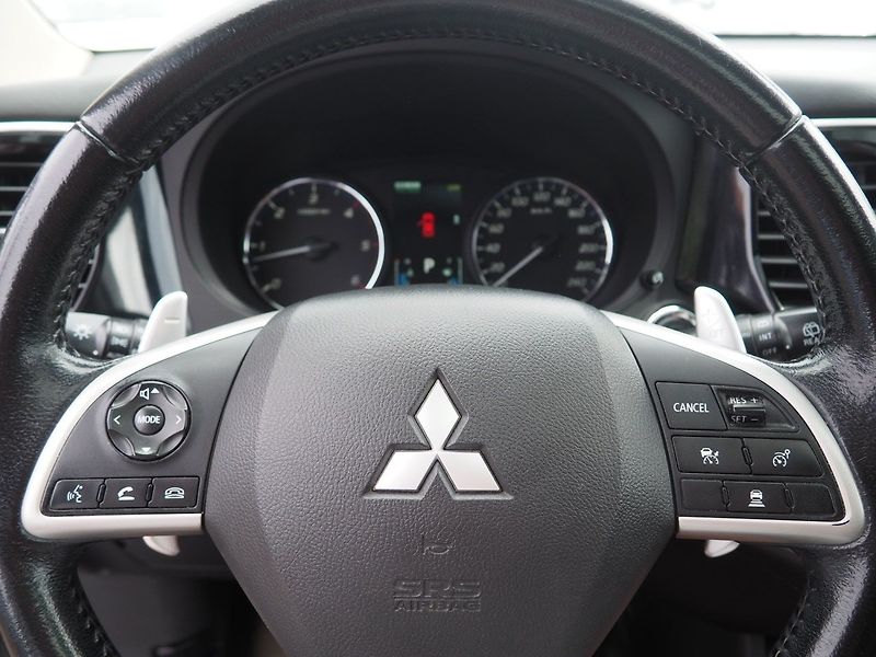 Mitsubishi Outlander (2014) 2.2 D-ID AT Instyle, AWD, 7m - fotka 25 z 41