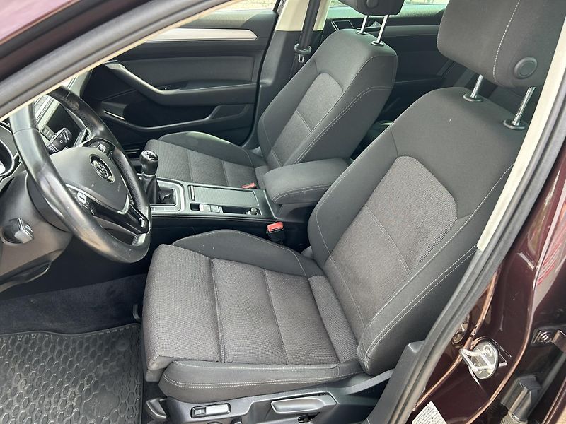 Volkswagen Passat (2018) 2,0TDI Comfortline TOP!!! - fotka 11 z 27