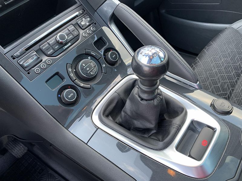 Peugeot 3008 ALLURE+ 1,6 BlueHDi 88kW - fotka 18 z 24
