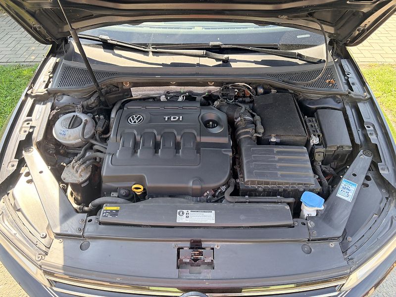 Volkswagen Passat 2.0TDI 110KW MANUAL PANORAMA - fotka 43 z 44
