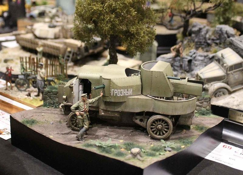 Přes šest stovek modelů bylo k vidění při 22. ročníku soutěžní výstavy Kladenská Wejhybka. Na snímku je malá dioráma s motocyklem Wanderer 4HP z roku 1916.