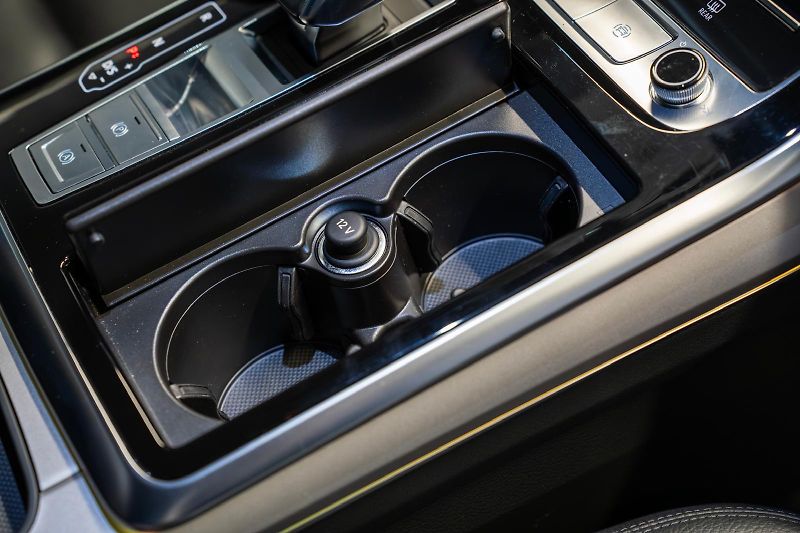Audi Q8 55 TFSI e 250 kW, QUATTRO, DPH - fotka 28 z 38