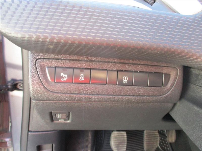 Peugeot 2008 1,2 i, klima,serv.kniha,tažné - fotka 24 z 34