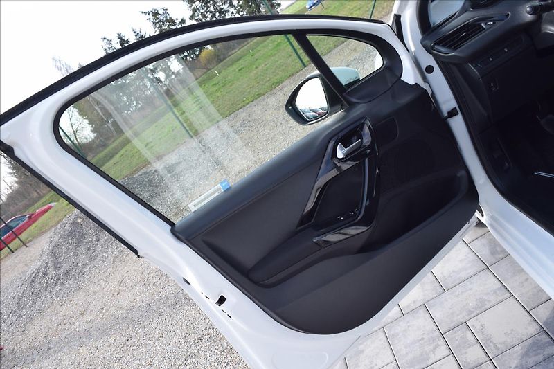 Peugeot 208 1,4 HDi 50KW NÍZKÉ KM KLIMA - fotka 28 z 50