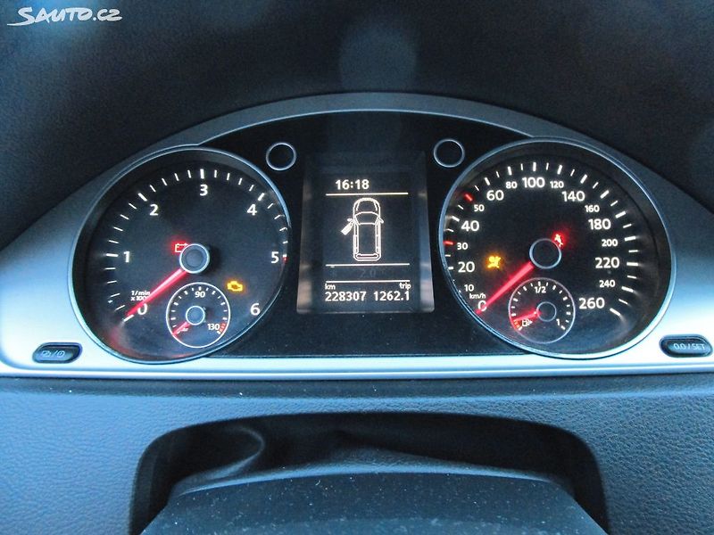 Volkswagen Passat 1,6TDI-77KW- 6-RYCHLOSTÍ - fotka 16 z 22