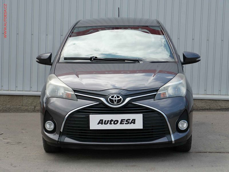 Toyota Yaris (2014) 1.3 VVT- i, ČR, AC, park - fotka 2 z 18