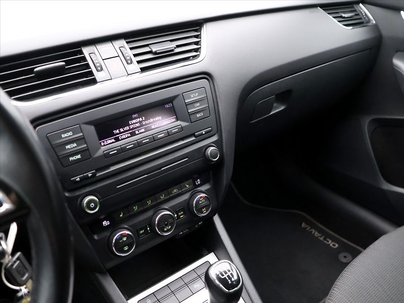 Škoda Octavia 2,0 TDI 110kW Elegance CZ - fotka 20 z 33