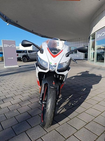 Aprilia RS 125 (2025) Kingsnake White (sleva 10.000. - fotka 3 z 11