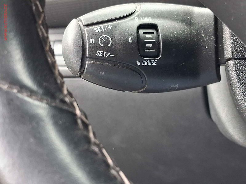 Peugeot 2008 (2019) 1.2 PT, Allure, AT, TZ, navi - fotka 13 z 19