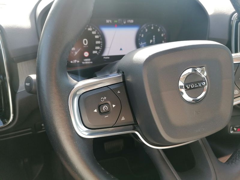 Volvo XC40 (2019) 2.0 T4 AWD INSCRIPTION ČR - fotka 20 z 39