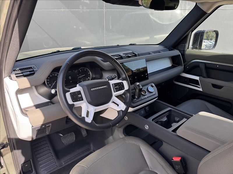 Land Rover Defender 3,0 90 SE D300 AT AWD ČR DPH - fotka 9 z 33