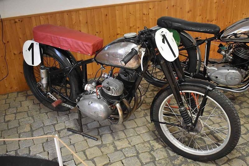 Tovární Jawa 350 pro seriál závodů Mistrovství světa z konce šedesátých lete - zřejmě technicky nejdokonalejší motocykl té doby