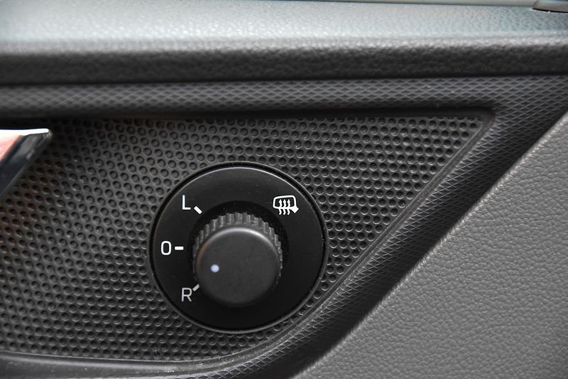 Škoda Rapid 1.6 TDi CR SPACEBACK STYLE - fotka 8 z 33