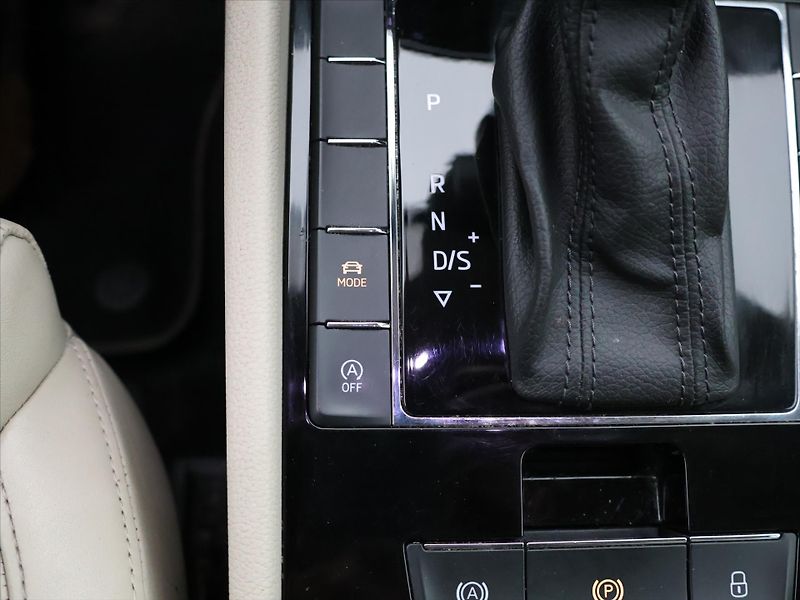 Škoda Superb 1,8 TSI 132kW DSG CZ L&K - fotka 33 z 42