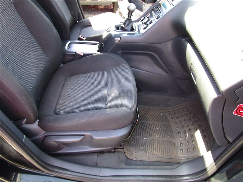 Peugeot 5008 1.6 THP aut. Klima, 7 míst - fotka 16 z 50