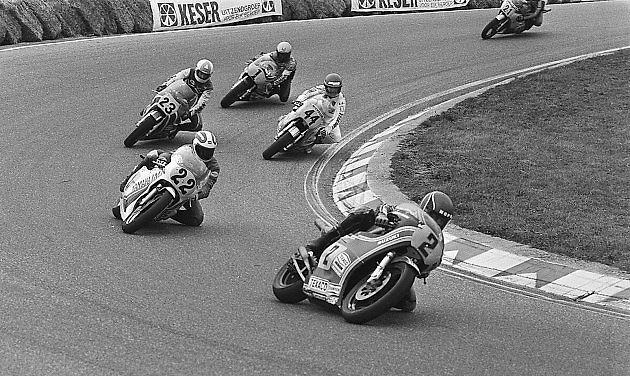 Další snímek ze závodu třídy do 500 ccm. Mamola jede v čele skupinky s číslem 2 při Velké ceně Holandska 1980., zdroj: Wikimedia Commons, Marcel Antonisse - Anefo, CC0