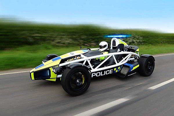 Britská policie dostala lehký sporťák Ariel Atom 3.5R.