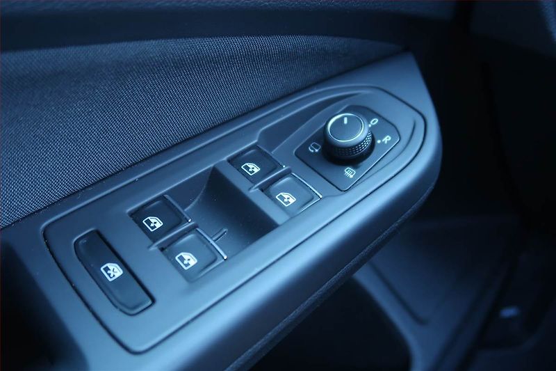 Volkswagen Golf (2021) 2.0 TDI, Automat, Navi - fotka 24 z 25